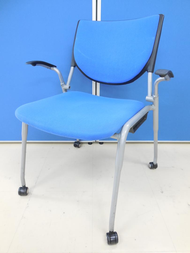 【3脚入荷！】オカムラ製 プロスタックシリーズ スタッキングチェア■王道のブルー色！人気商品が肘付きタイプでこのお値段！
                        プロスタック
                                    中古
            