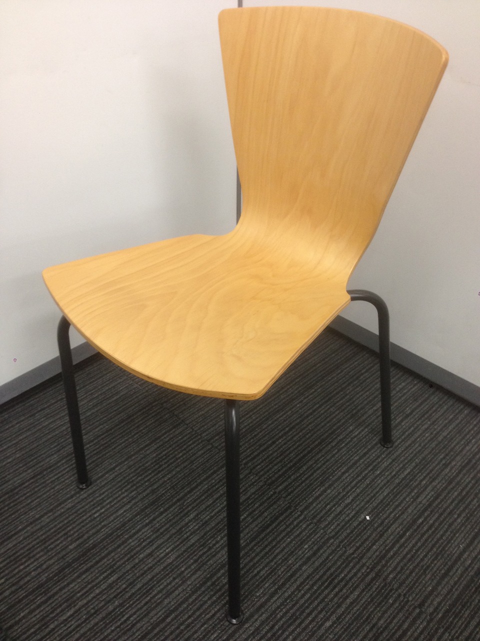 【スタッキングチェア】　イトーキ(ITOKI)　【KKRシリーズ】　肘無　【会議椅子】　木製
                        
                                    中古
            