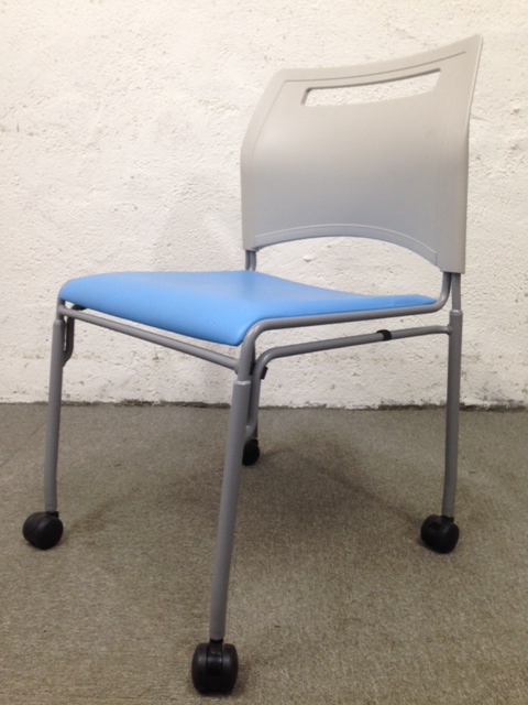 【キャスター付スタッキングチェア】動かしやすくて、重ねられる・・便利！｜
                        
                                    中古
            