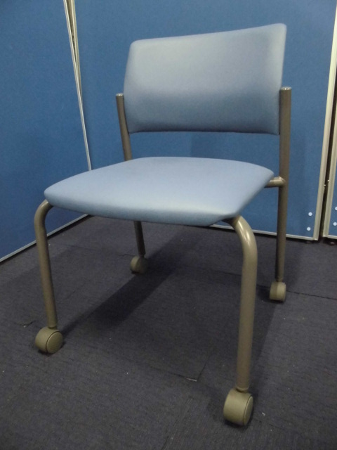 【ほぼ未使用品！状態◎】ビニールレザー｜キャスター付スタッキングチェア！｜ブルー｜収納・移動に便利！【コクヨ製】
                        
                                    新古品
            