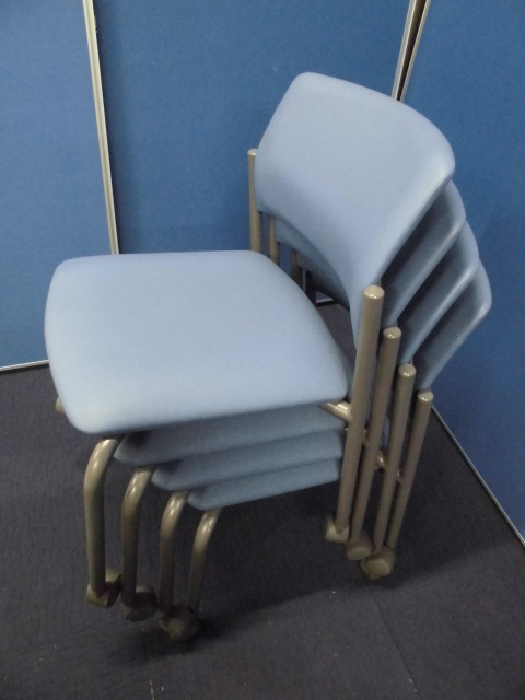 【ほぼ未使用品！状態◎】ビニールレザー｜キャスター付スタッキングチェア！｜ブルー｜収納・移動に便利！【コクヨ製】
                        
                                    中古
            