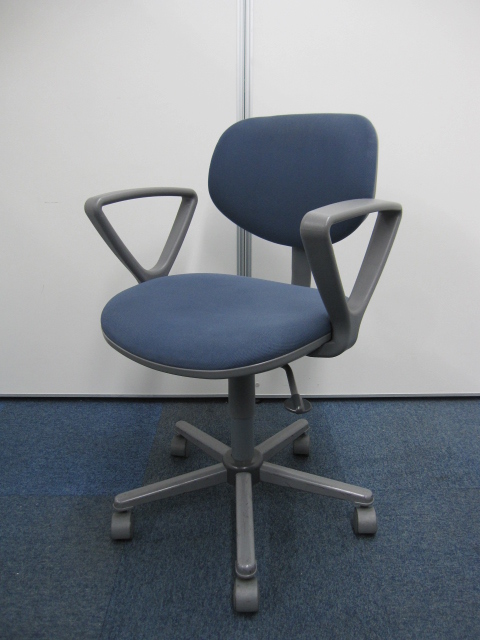 【おつとめ品】【オフィスイス】イトーキ製　事務用回転イスの定番　Ｃ型チェア８０シリーズ　肘付　ローバック　カラー：ダルブルー【6脚】【事務用回転椅子】
                        C型チェア80
                                    中古
            