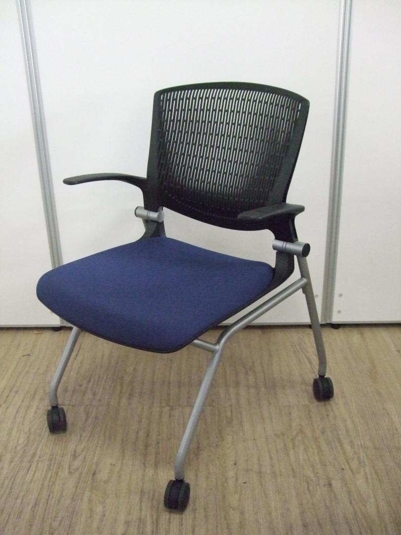 厚めのクッションと体の丸みに合わせた背もたれに包み込まれます｜【肘付き】会議用チェア｜1脚のみ
                        グラータ
                                    中古
            