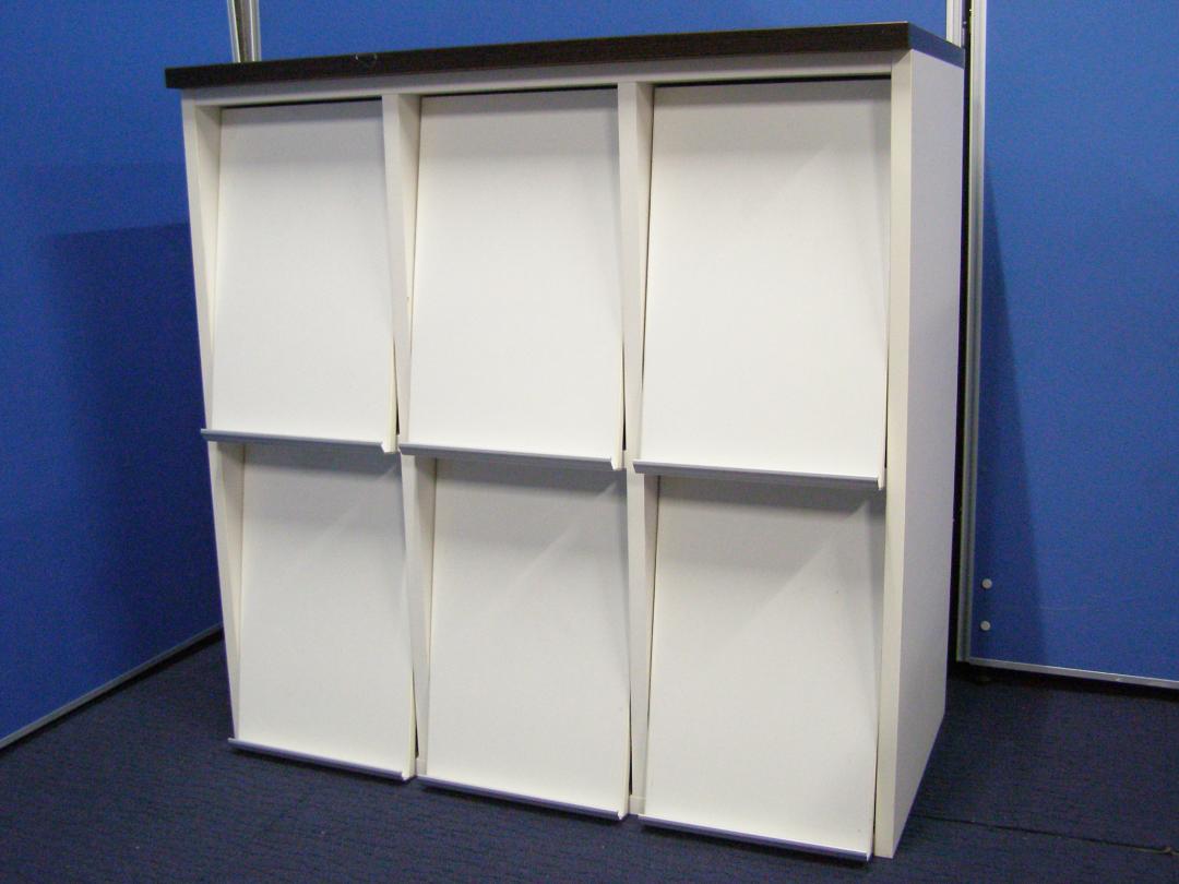 【雑誌架】国内メーカー！受付、商談スペースなどに打って付け！【暖かい材質】
                        
                                    中古
            