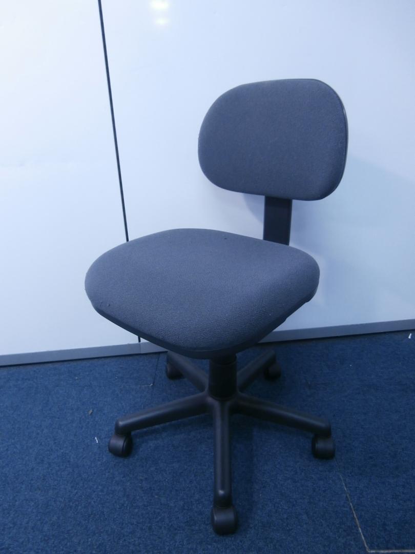 【プラス製】グレーの丸みのおびたカワイイチェア！
                        
                                    中古
            