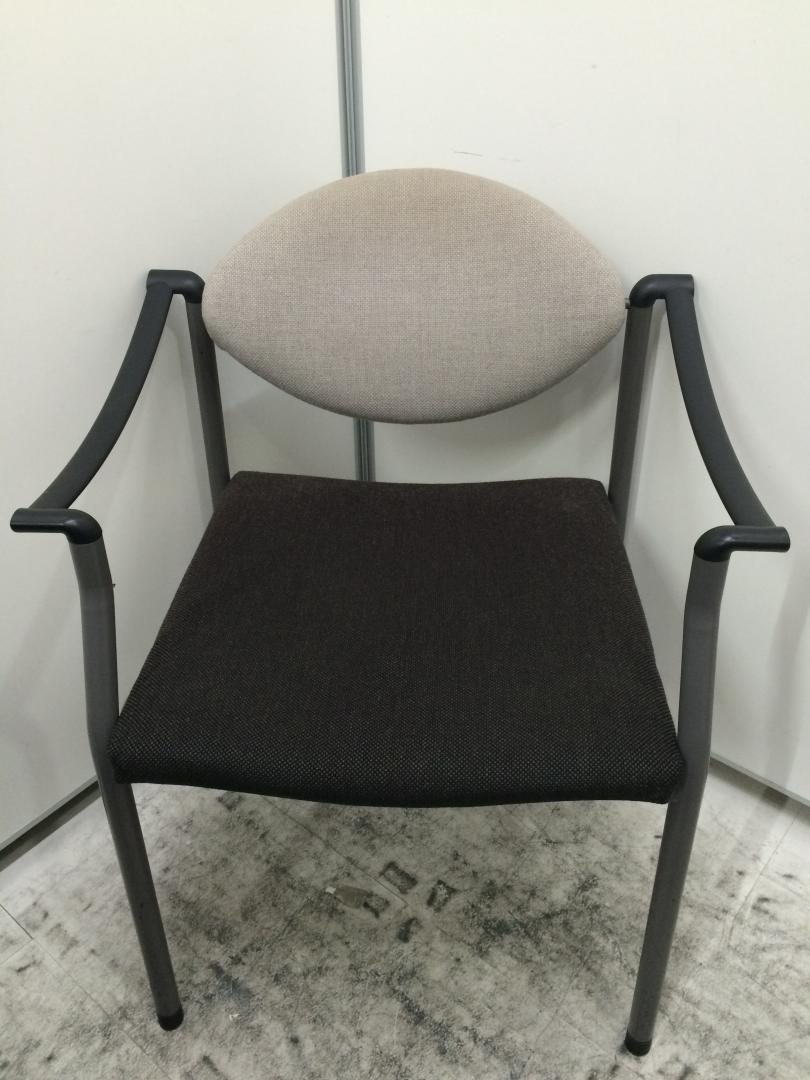 【6脚入荷】肘付きスタッキングチェア
                        
                                    中古
            