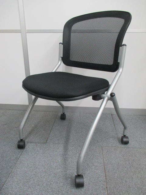 【2脚入荷！状態良好】メッシュ背もたれ　布座面　ネスティングチェア　ブラック【中古会議用チェア　ミーティングチェア】
                        
                                    中古
            