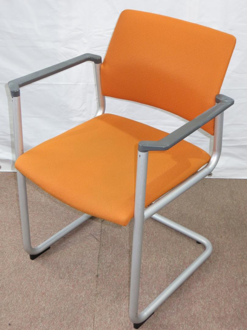 【今なら40％OFF！通常3,500円→2,100円！】【色味鮮やか】【8脚ロット】Plus製　ミーティングチェア【肘付き】
                        
                                    中古
            