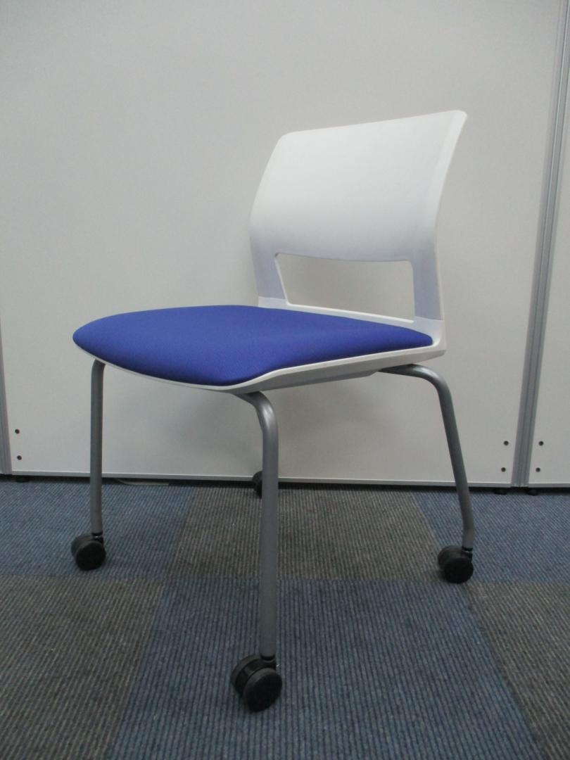【2014年製なので状態良好です!!】コクヨ製　スタックチェア【キャスター付き】
                        
                                    中古
            