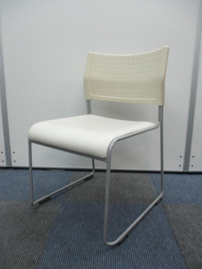 【ソフトな座り心地を!!】アイリスチトセ製　スタックチェア【見た目も綺麗なホワイトです!!】
                        
                                    中古
            