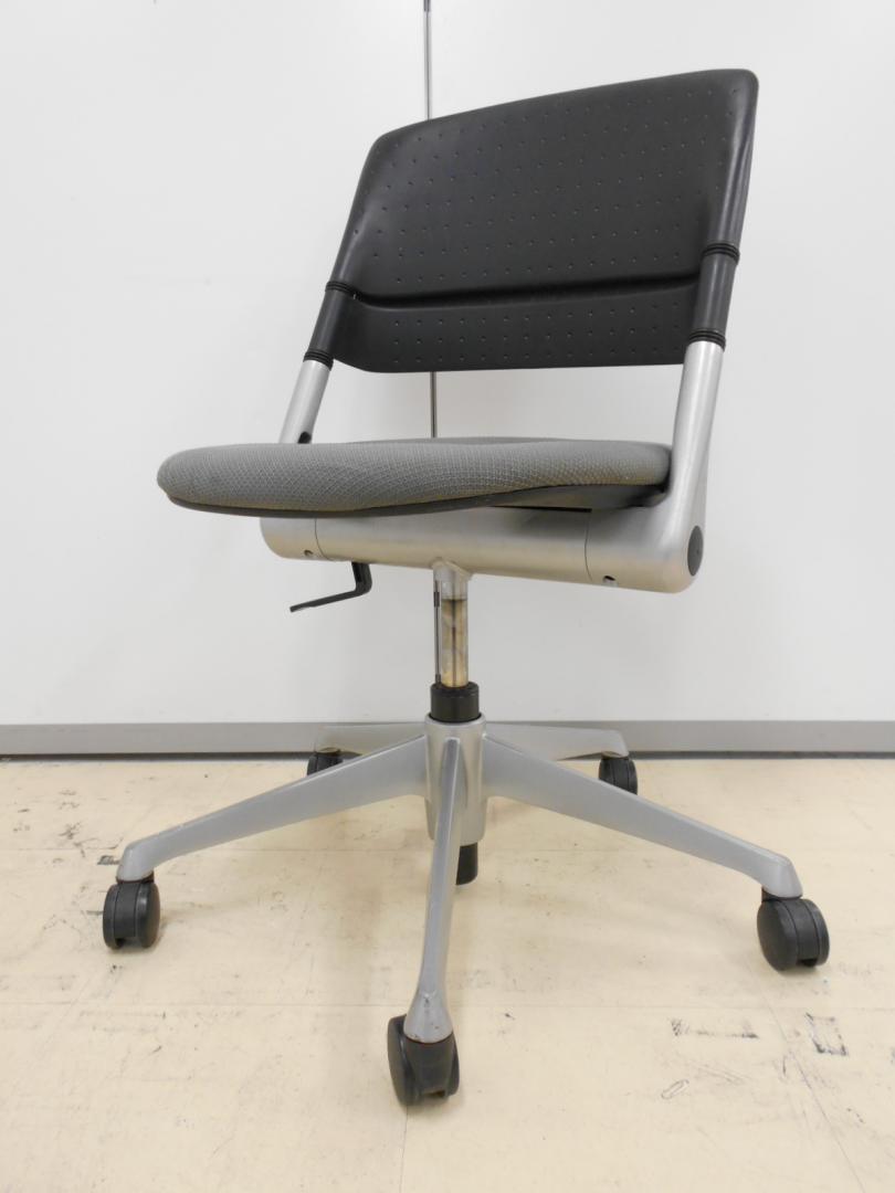 シンプルながらも座り心地の良いミーティングチェアが入荷しました。　オカムラ製リータシリーズ
                        リータ
                                    中古
            