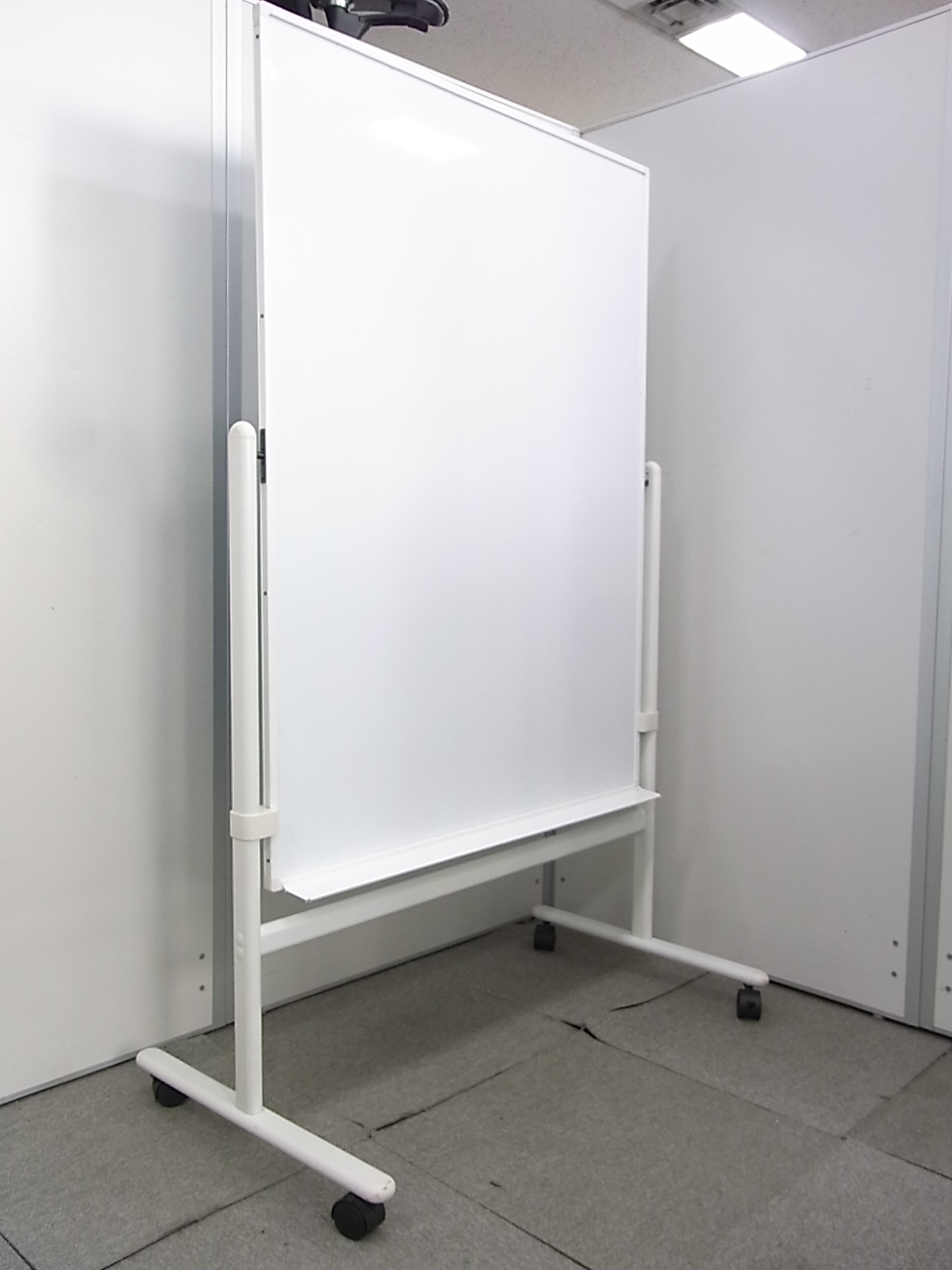 【1台限定！】自立式のホワイトボードが入荷！コンパクトなサイズで移動もらくらく！即日お持ち帰り大歓迎！
                        LB
                                    中古
            