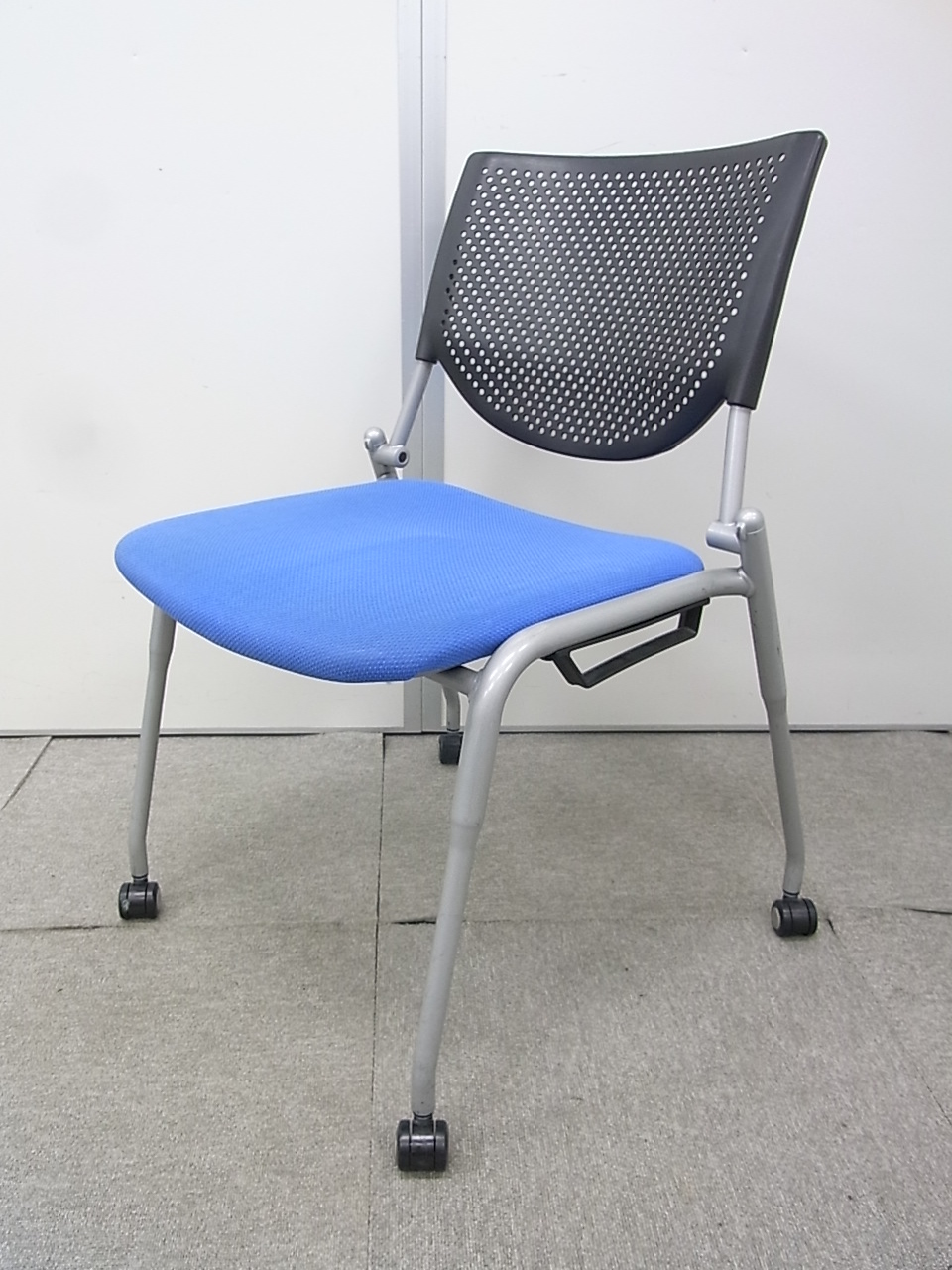 【5脚入荷！】オカムラ製 プロスタックチェア■使用しないときは重ねて収納可能 鮮やかなブルー色！
                        プロスタック
                                    中古
            