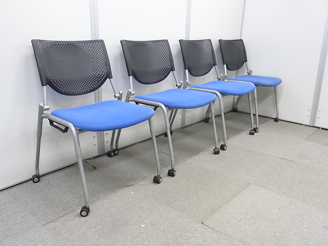 【4脚セット!】皆様お待ちかね！ミーティングチェアの定番！人気の高いオカムラ製プロスタックが入荷！
                        プロスタック
                                    中古
            