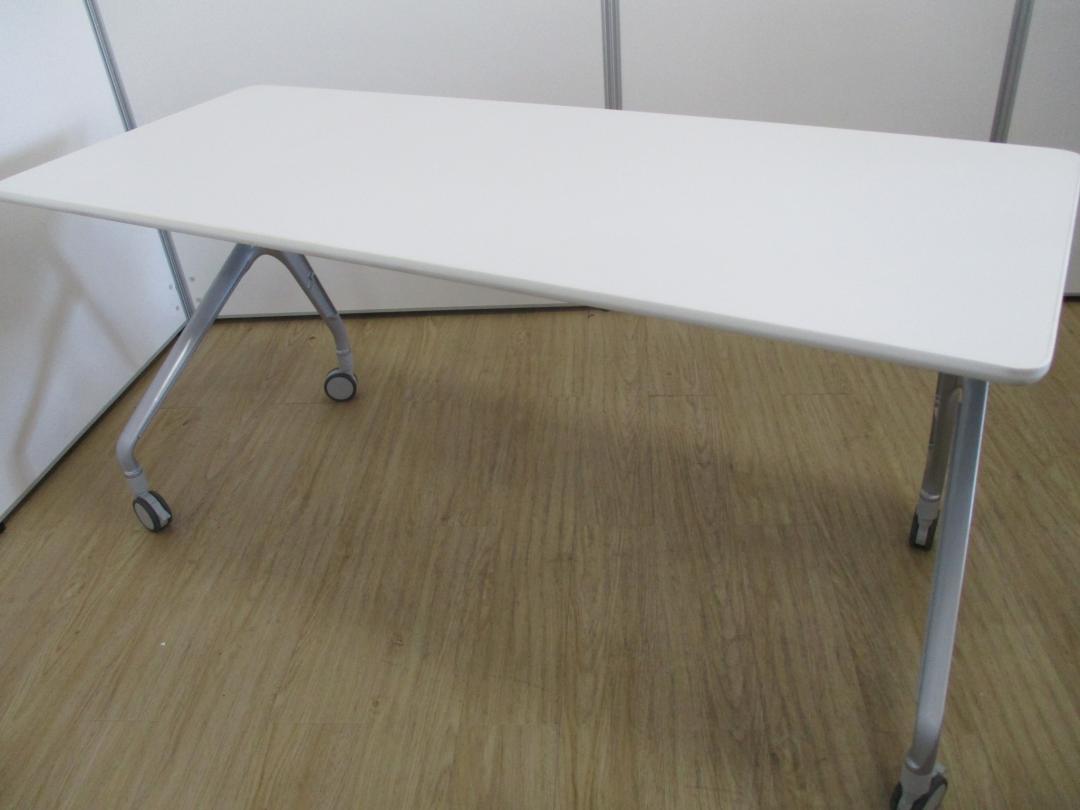 清潔感のあるホワイトテーブル（折り畳み式）
                        
                                    中古
            
