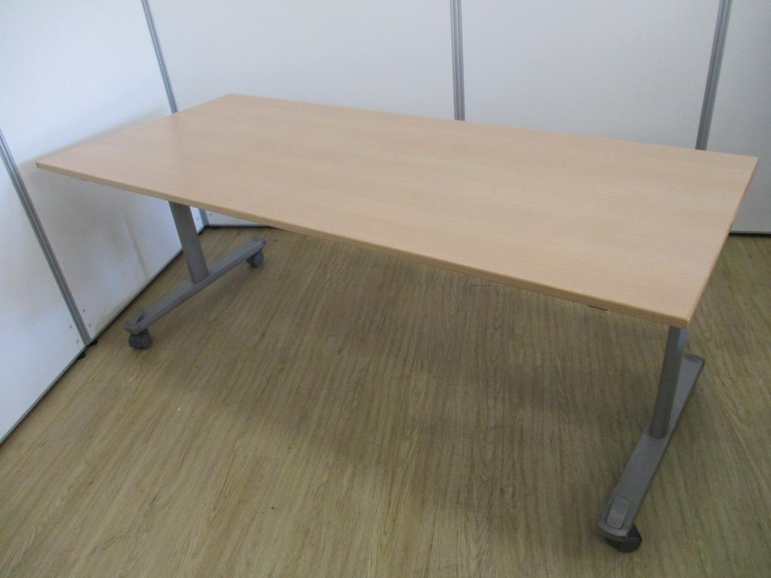 人気の折り畳み式テーブル！6人用のデスクとしても人気！
                        ヴァリウス
                                    中古
            