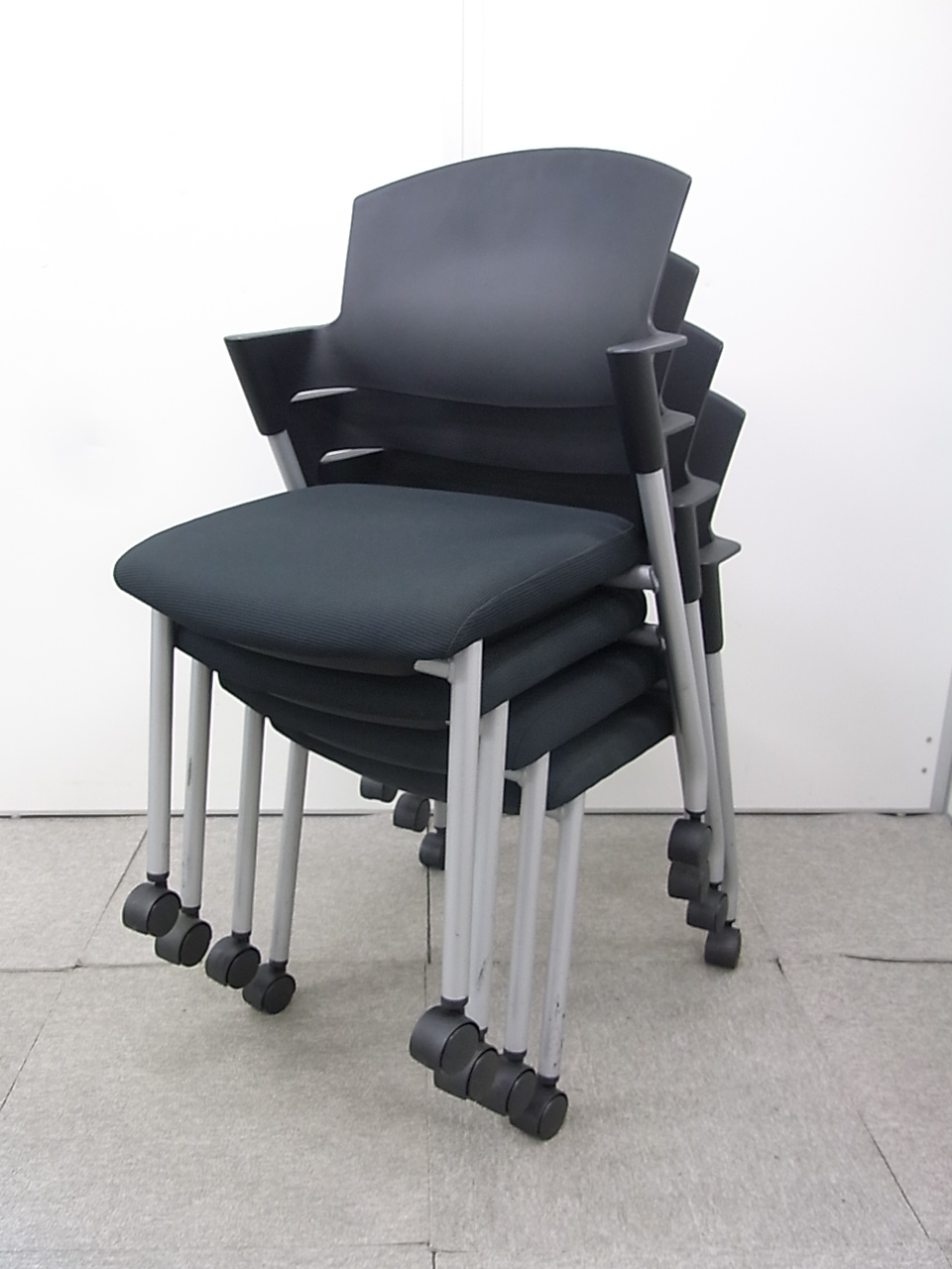 【4脚セット！通常価格より2,000円お得！】コクヨ製 プロッティシリーズ！見た目もカッコいい人気シリーズが堂々入荷！
                        プロッティ
                                    中古
            