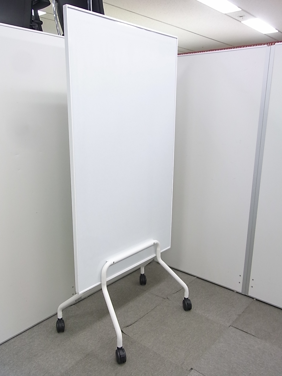 自立式片面ホワイトボードが入荷！　大きすぎないサイズで使いやすい！　パーテーションとして使用もできる優れもの■キャスター付き
                        
                                    中古
            