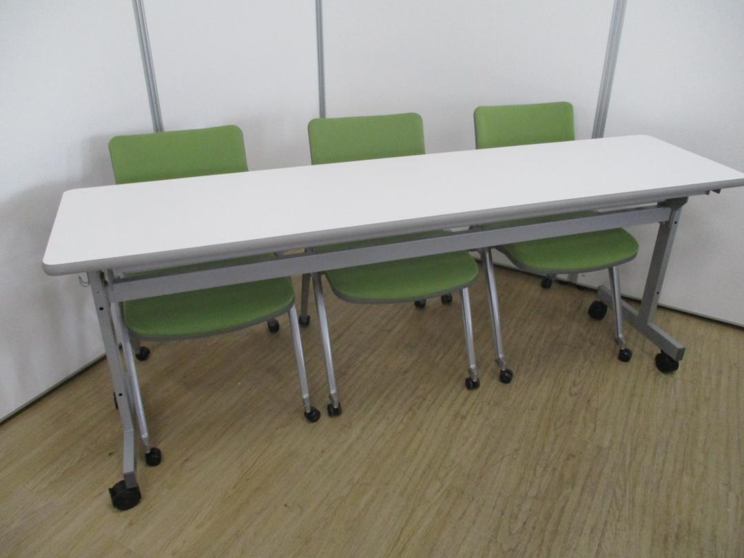 テーブルとチェアのセット商品！
                        
                                    中古
            