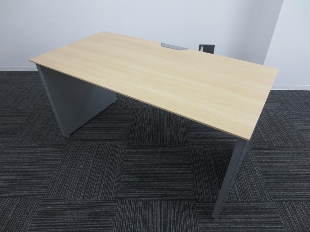 【おつとめ品】【1台限定！！】【ワークデスク用】【オカムラ製】【ナチュラル天板】サイズ：幅1400㎜奥行７００㎜高さ７２０㎜【相模原・町田店】 
                        
                                    中古
            
