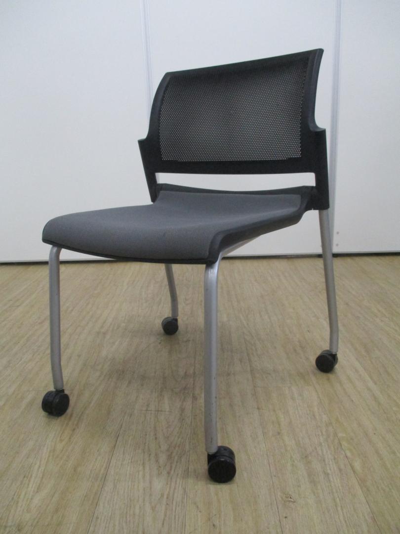 重ねて収納も可能！キャスター付ミーティングチェア！
                        
                                    中古
            