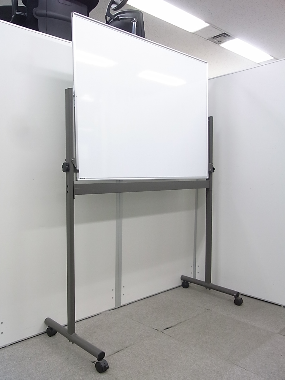 【1台だけです！お早めに！】両面自立式ホワイトボード入荷！～中古でお安くご用意しませんか～
                        
                                    中古
            