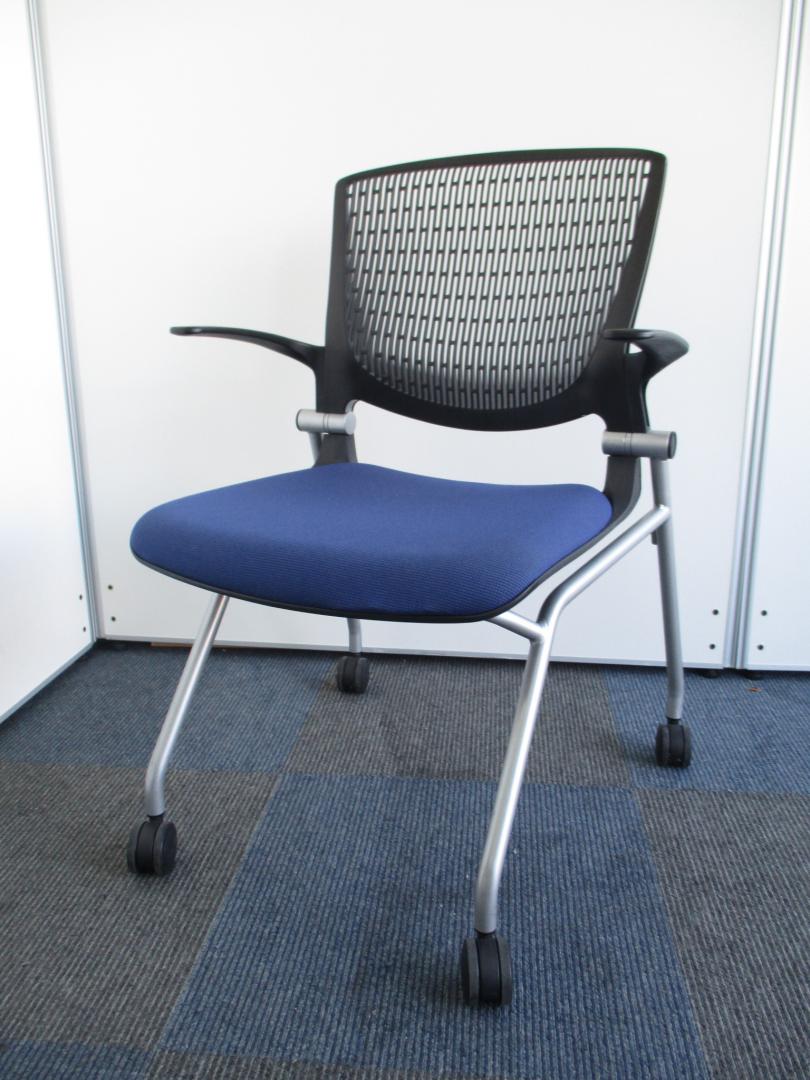 【状態良好品が20脚と大量入荷!!】オカムラ製　グラータチェア【重ねて収納可能!!】
                        グラータ
                                    中古
            