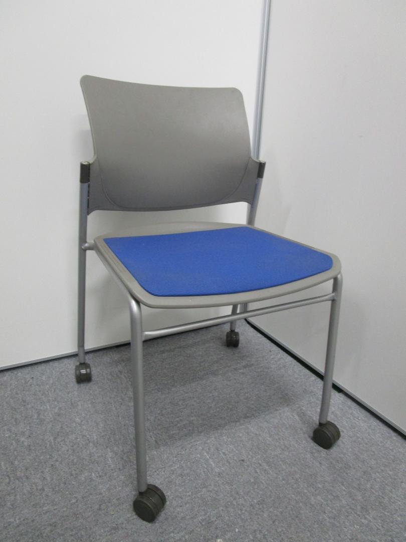 【オカムラ製フォルマ　スタックチェア】キャスター付　背ヌードタイプ
                        フォルマ
                                    中古
            