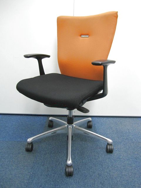 【状態良好】【オフィスチェア】ミドルバック　サイドファスナータイプ　デザインアーム（固定肘）　カラー：背：オレンジ　座：ブラック【残り１脚】【事務椅子】
                        フィーゴ
                                    中古
            