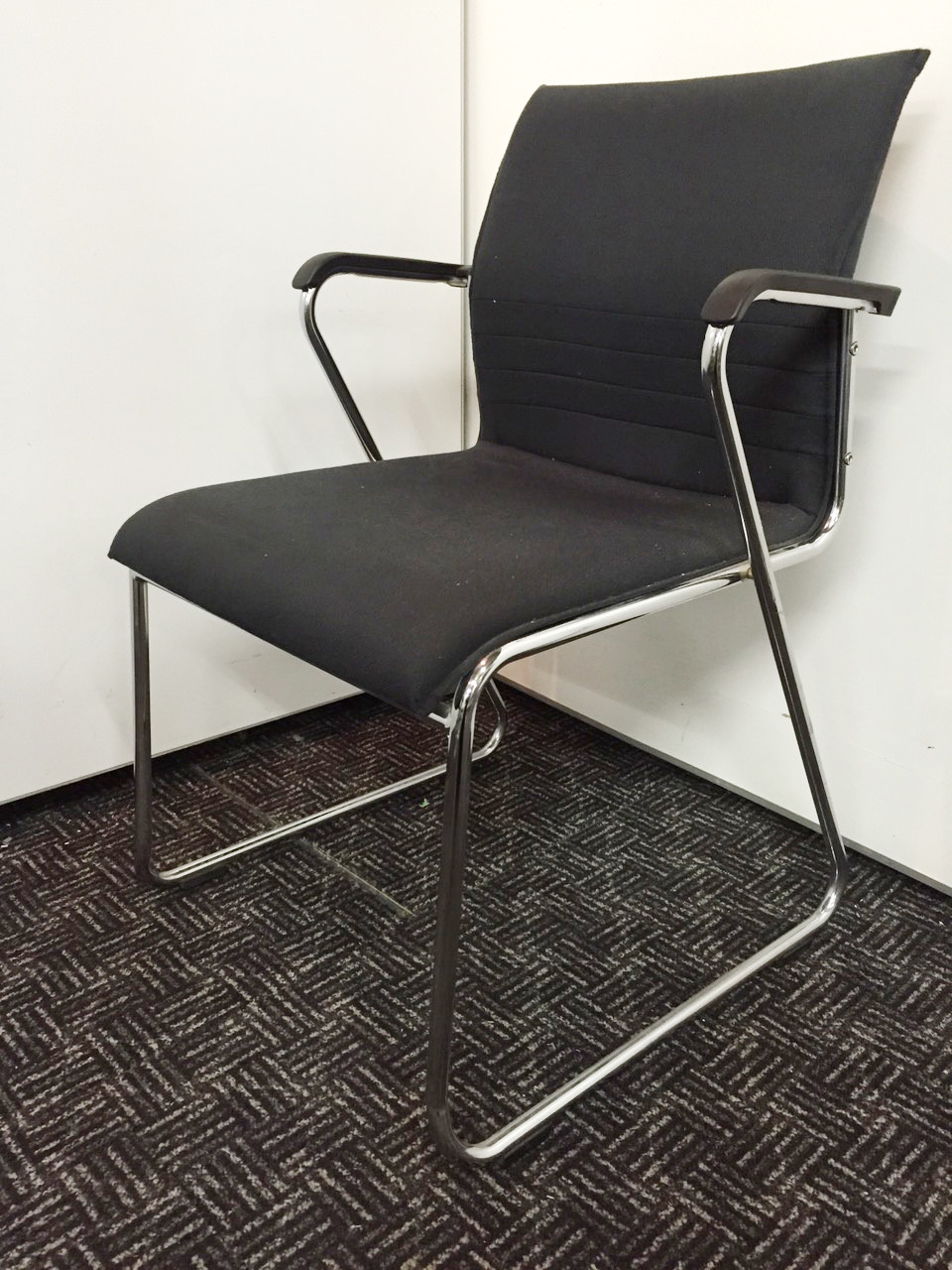 【状態良好】肘付きの高級感有るミーティングチェアが入荷！重ねて収納が可能で、シックなブラックカラー！
                        エクサージュ
                                    中古
            