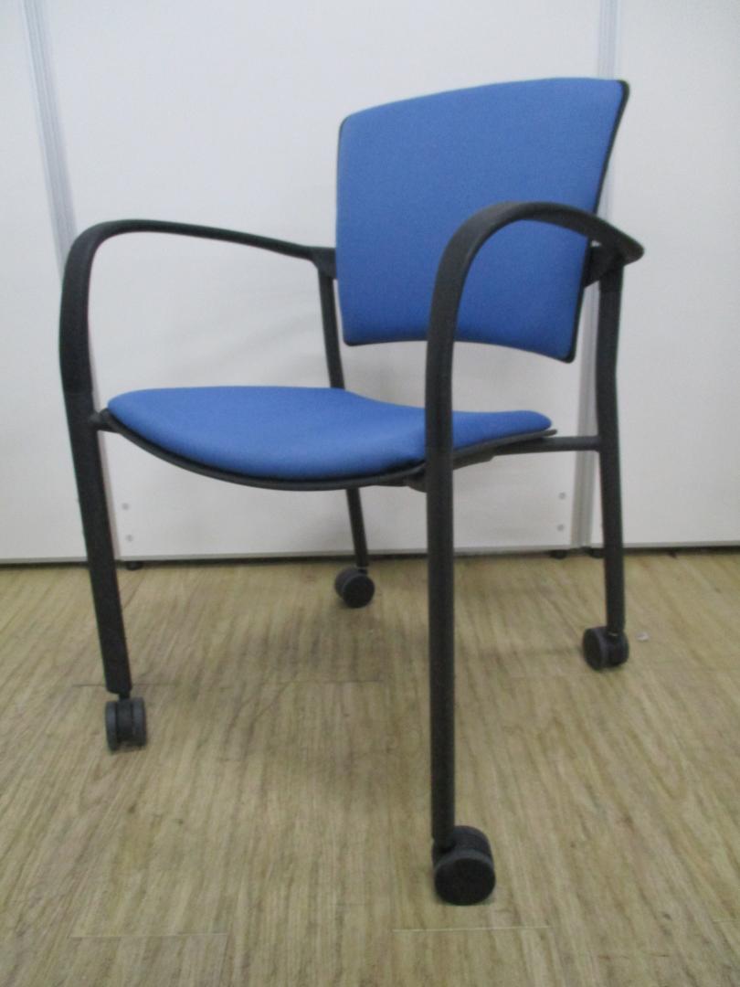 【限定1脚】デザイン性の高いミーティングチェア！
                        
                                    中古
            