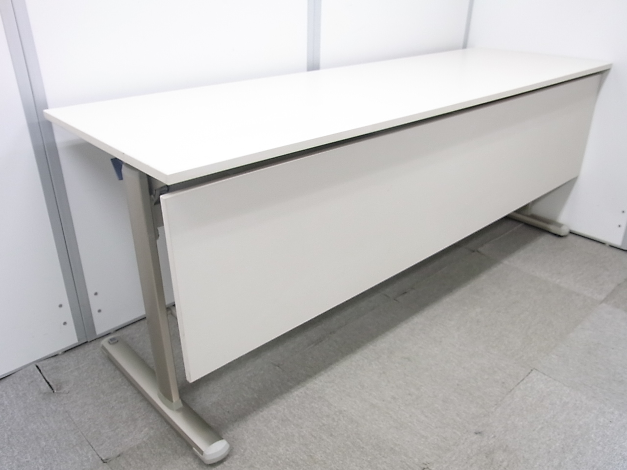 【1台入荷！】コクヨ製のサイドスタックテーブル！ホワイト天板 幕板付き ストッパー付きの良品です！
                        
                                    中古
            