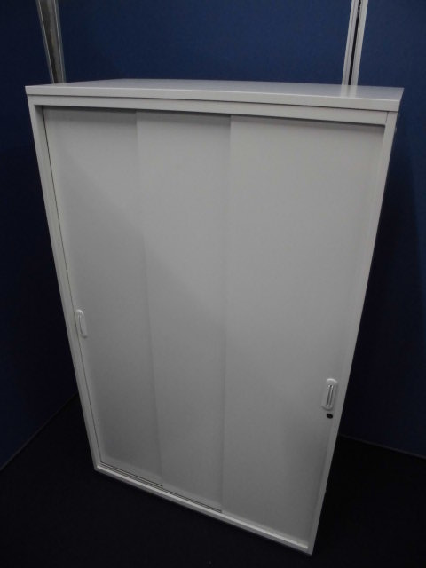 【ホワイト書庫】3枚引き違い書庫！｜PLUS(プラス)｜人気のホワイトで、清潔感◎！【鍵付】
                        
                                    中古
            