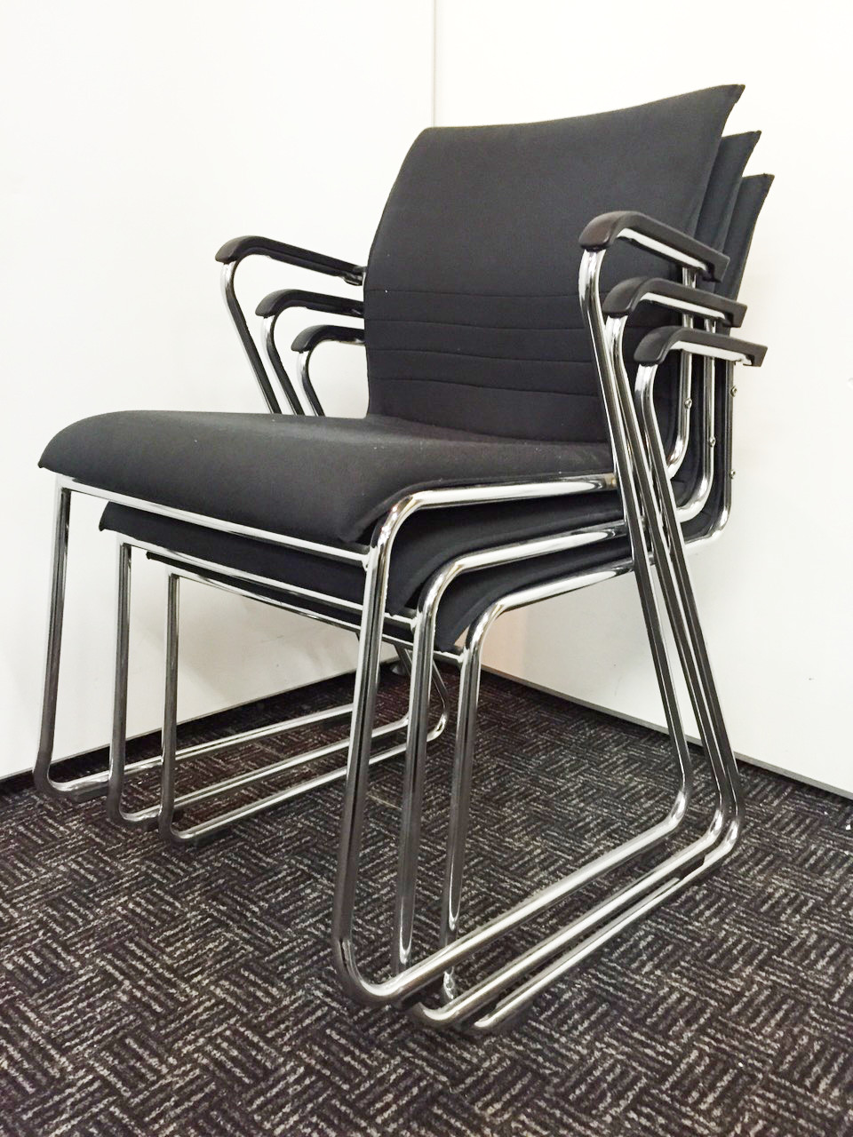 【3脚セット】ブラックカラーのミーティングチェア入荷！重ねて収納できるブラックの人気商品！【1セット限り】【スタックチェア】
                        エクサージュ
                                    中古
            