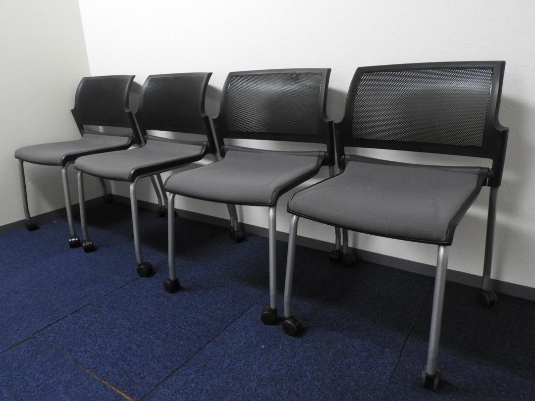 【可動式・チェアが軽いので機動性抜群】【セットで10%off -1200円】【移動式で隣とコミュニケーションを取りやすく】
ウチダ(UCHIDA)製　キャスター付き　スタックチェア4脚セット【RP】
                        FM-310
                                    中古
            