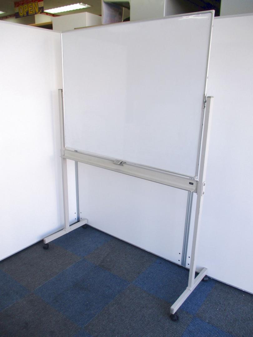 【両面使えて便利！】ウチダ製　両面ホワイトボード　【幅が1280と人気のサイズ！】
                        
                                    中古
            