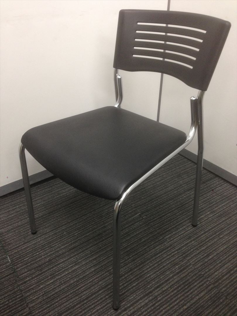 シャープなデザイン！スタッキングチェア
                        
                                    中古
            