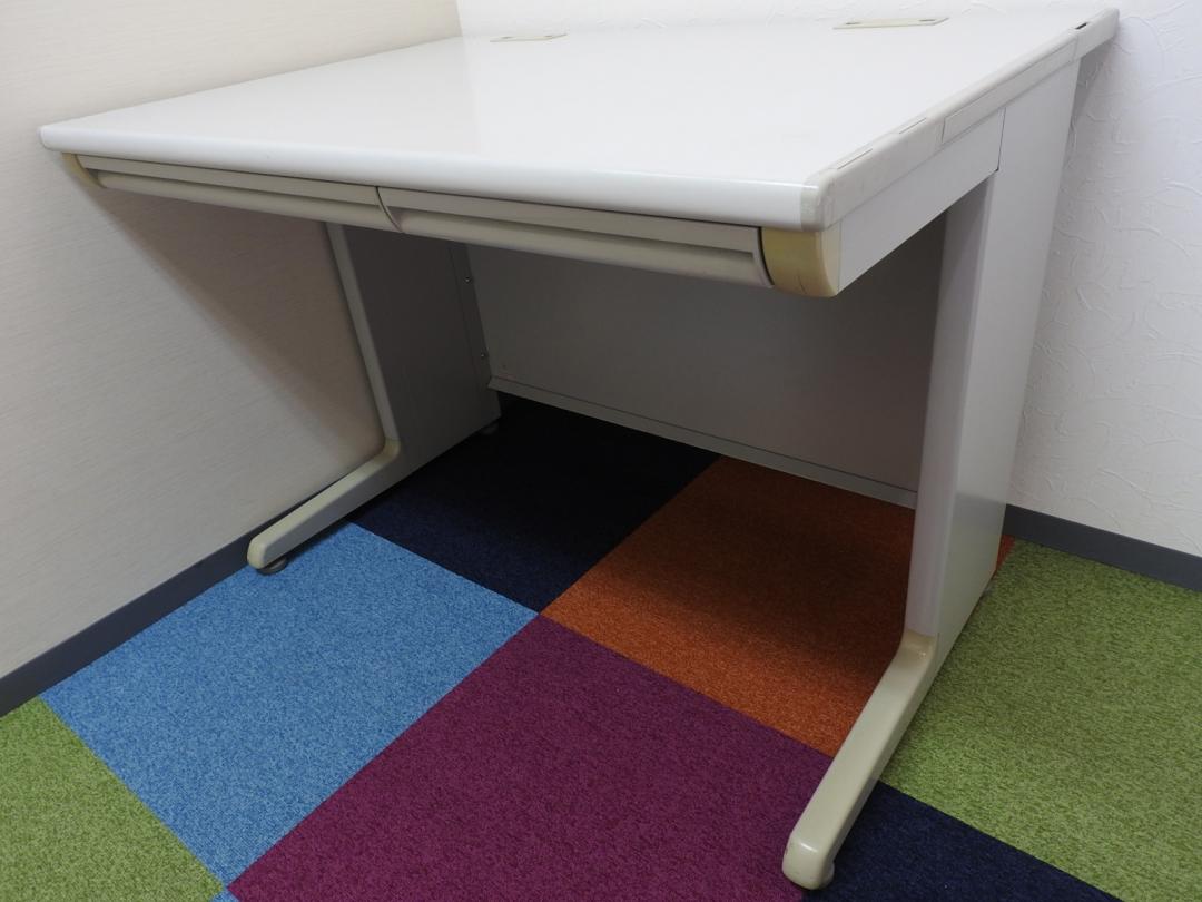 【滞留品の為お値下げ！】【おつとめ品】【5台】【いつの時代もシンプルなものは無くなりません】シンプル＆スタンダード■SD-V■デスクといえばオカムラ■まとめてどうぞ■事務机　配線タップ付き【RP】
                        SD-Vデスクシステム
                                    中古
            