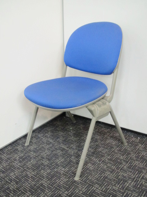 人気のブルーカラーのミーティングチェアが入荷致しました！スタックできるので、場所にも困らずオススメの一品！【会議チェア】
                        
                                    中古
            