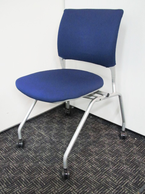 【状態良好】横に重ねることが出来るキャスター付きのミーティングチェア入荷！座面もたためるので綺麗に収納可能！【スタックチェア】
                        
                                    中古
            