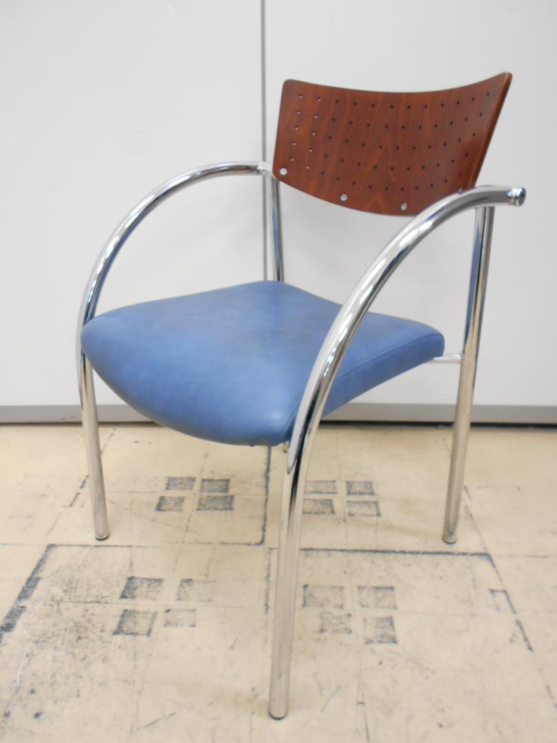 木の背当てと鮮やかなブルーの合皮がオシャレなスタッキングチェアが入荷しました。
                        
                                    中古
            