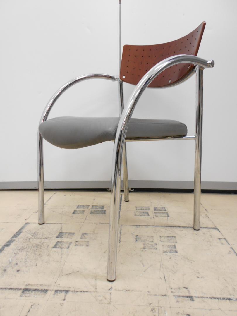 エンボス加工の座面と木製の背当てがシックなスタッキングチェアが入荷しました。
                        
                                    中古
            