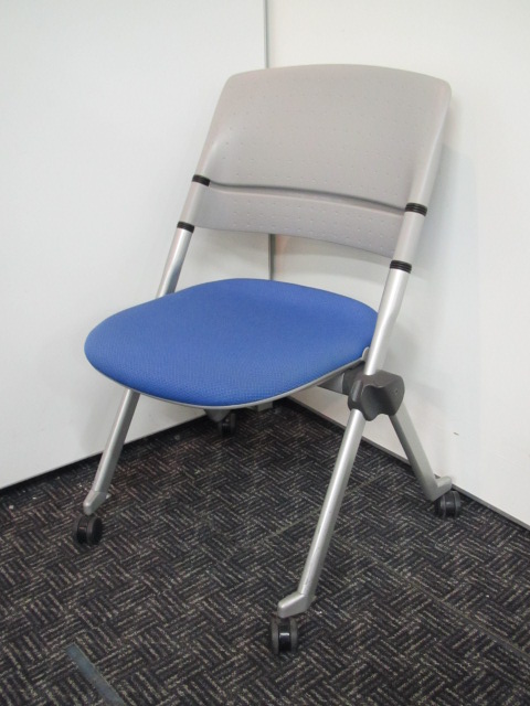 【限定4脚！】使わない時は重ねて収納■定番のブルーでどんなオフィスにもマッチ■ミーティングスペース、休憩室にいかがでしょうか
                        リータ
                                    中古
            