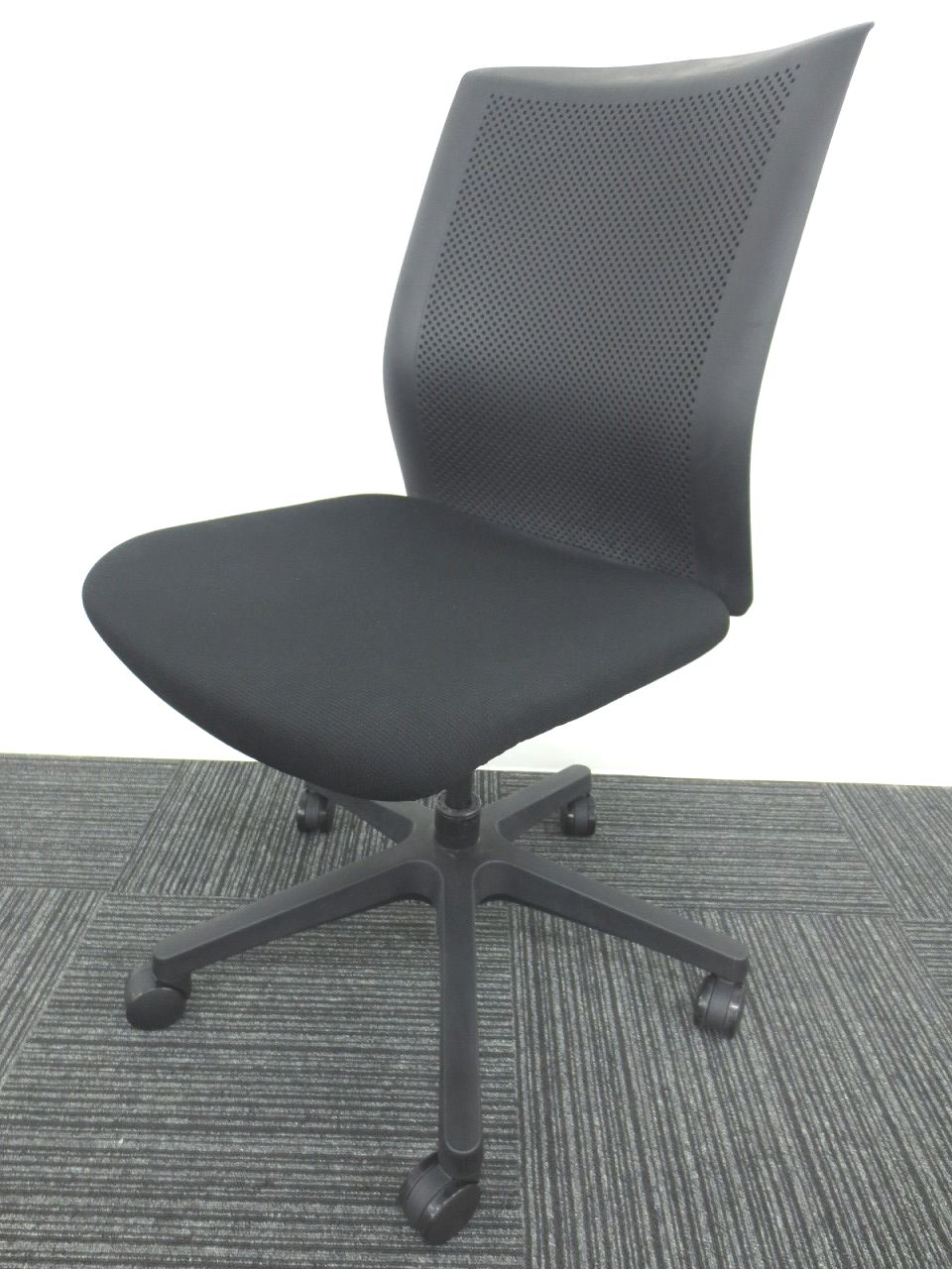 【人気のブラックカラー】■オカムラ製　■オムネス　■ブラック　■肘無レアアイテムが入荷しました！　一人ひとりと、さまざまなワークスタイルへ～　【ロット】【相模原。町田店】 
                        オムネス
                                    中古
            