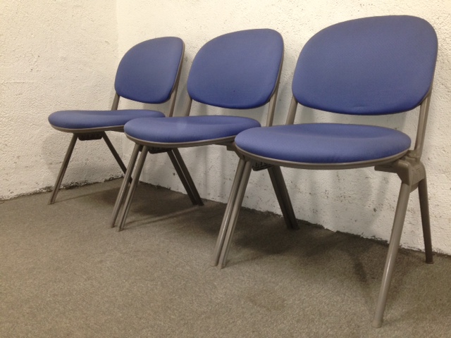 【おつとめひん!状態も…しかも三脚セット!part2】スタッキングチェアセット｜3脚｜
                        
                                    中古
            