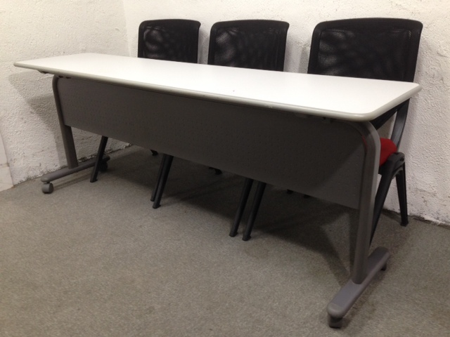 【セットでお得!テーブル＋スタッキングチェア!】1セットのみ｜1500円ＯＦＦ｜
                        
                                    中古
            