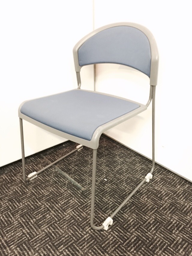 ミーティングスペースに最適なスタッキングチェア入荷！ベーシックなブルーカラーで1番人気！【ループ脚】【軽い】
                        
                                    中古
            