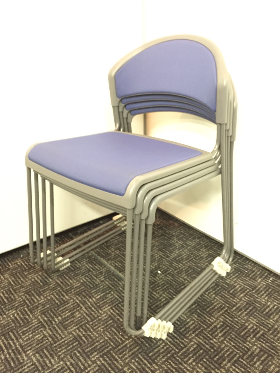 【4脚セット】会議スペースに最適な重ねるチェア入荷！人気なブルーカラーです！【ループ脚】【軽い】【スタック】
                        
                                    中古
            