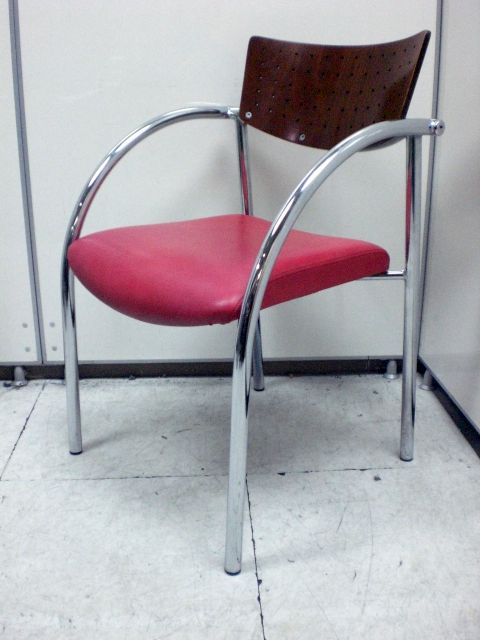 【４台入荷】鮮やかレッドがまぶしいチェア　重ねられます　状態良好
                        
                                    中古
            