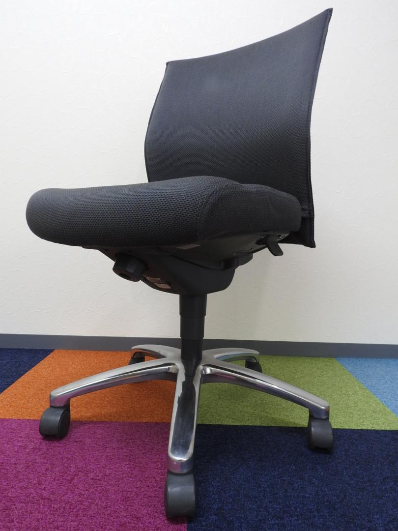 【しっかりとした背面】【洗練されたフォルム】■角ばったボディ■シルバーのフレーム【RP】
                        エクサージュ
                                    中古
            